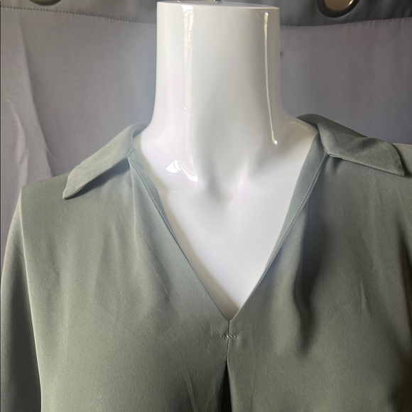 Reitmans Green Cuffed Sleeve Blouse with Notched Collar - Picture 3 of 6
